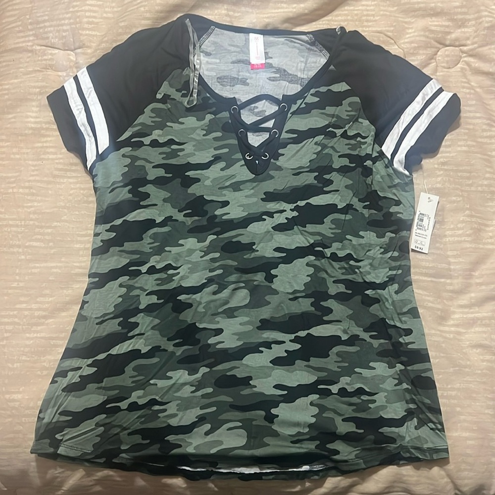 No Boundaries Camo t-shirt, brand new, size XL (15-17).